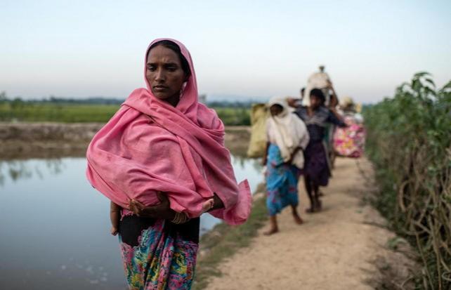 A new wave of refugees streams into Bangladesh at the Anjuman Para crossing. Atom Araullo